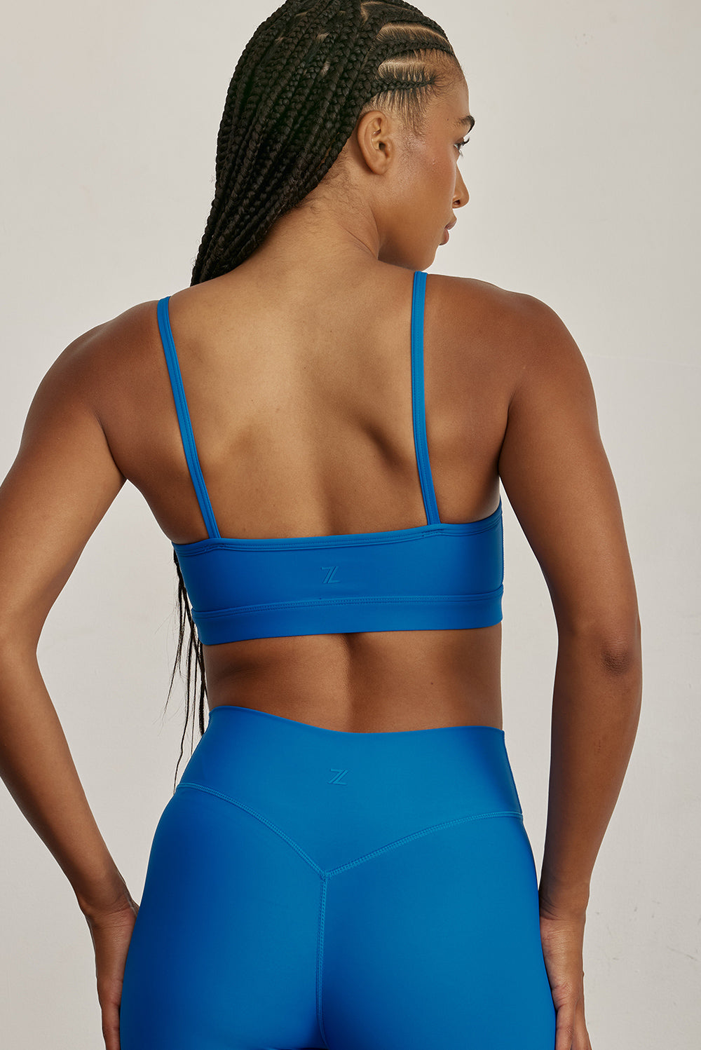.FABRIC: 4 WAY STRETCH FABRICטופ מבד 4 כיוונים המתקדם ביותר שלנו, אשר מאופיין באלסטיות ניכרת לאורך כל ארבעת הצירים הראשיים, הבגד עוקב בצורה מושלמת אחר תנועות הגוף ומבטיח חופש פעולה מירבי.גזרה קלאסית קצרה ומחמיאההטופ בשילוב רצועות דקות.הטופ ללא ריפוד וגם ללא פתח להכנסת ריפוד.גוון כחול רויאל.