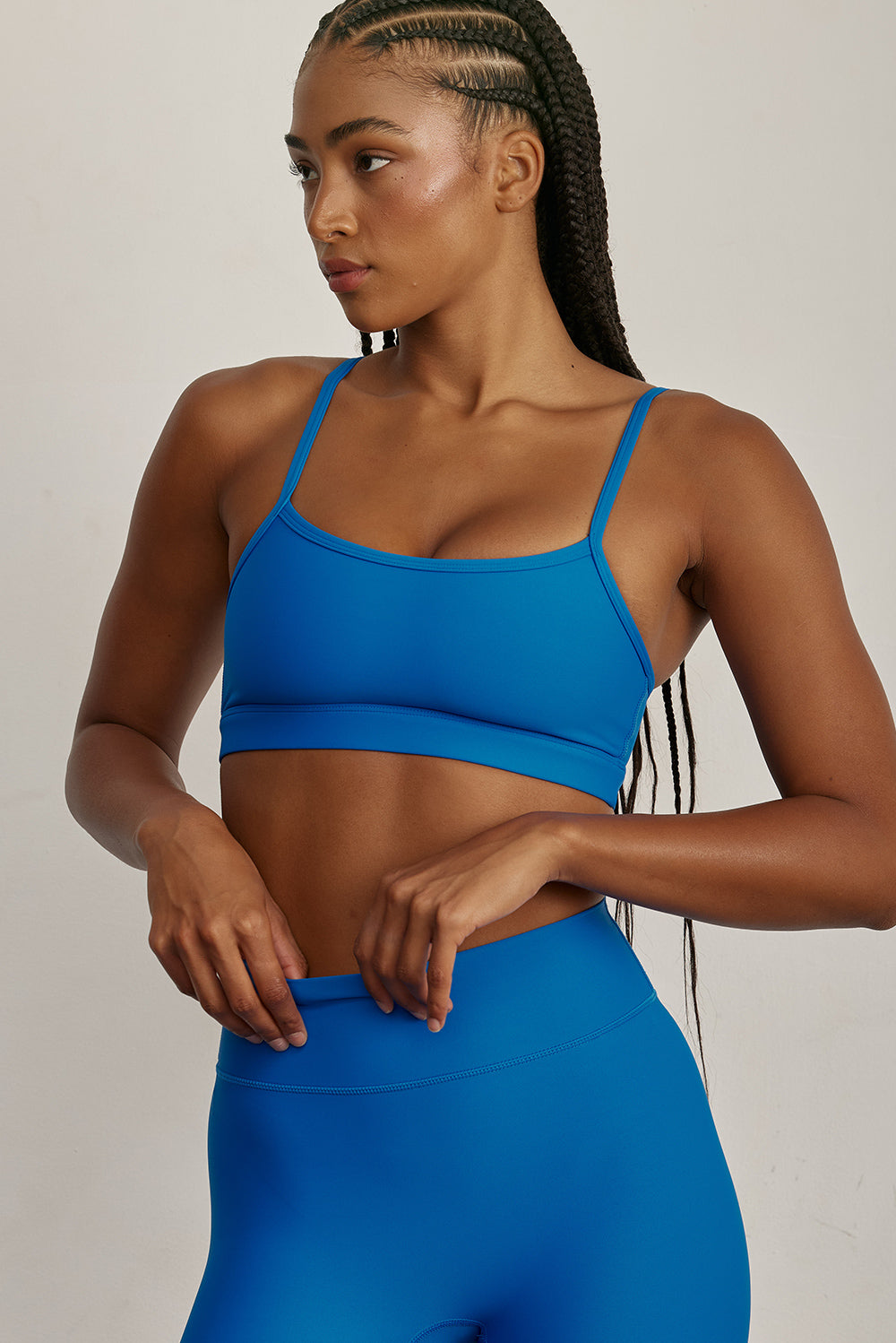 .FABRIC: 4 WAY STRETCH FABRICטופ מבד 4 כיוונים המתקדם ביותר שלנו, אשר מאופיין באלסטיות ניכרת לאורך כל ארבעת הצירים הראשיים, הבגד עוקב בצורה מושלמת אחר תנועות הגוף ומבטיח חופש פעולה מירבי.גזרה קלאסית קצרה ומחמיאההטופ בשילוב רצועות דקות.הטופ ללא ריפוד וגם ללא פתח להכנסת ריפוד.גוון כחול רויאל.