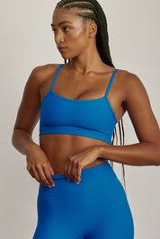 .FABRIC: 4 WAY STRETCH FABRICטופ מבד 4 כיוונים המתקדם ביותר שלנו, אשר מאופיין באלסטיות ניכרת לאורך כל ארבעת הצירים הראשיים, הבגד עוקב בצורה מושלמת אחר תנועות הגוף ומבטיח חופש פעולה מירבי.גזרה קלאסית קצרה ומחמיאההטופ בשילוב רצועות דקות.הטופ ללא ריפוד וגם ללא פתח להכנסת ריפוד.גוון כחול רויאל.