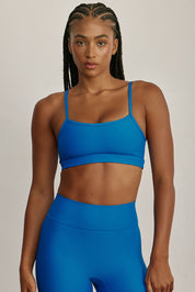 .FABRIC: 4 WAY STRETCH FABRICטופ מבד 4 כיוונים המתקדם ביותר שלנו, אשר מאופיין באלסטיות ניכרת לאורך כל ארבעת הצירים הראשיים, הבגד עוקב בצורה מושלמת אחר תנועות הגוף ומבטיח חופש פעולה מירבי.גזרה קלאסית קצרה ומחמיאההטופ בשילוב רצועות דקות.הטופ ללא ריפוד וגם ללא פתח להכנסת ריפוד.גוון כחול רויאל.