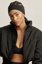 HAIRBANDסרט לשיער ברוחב 6 ס״מ.בשילוב של סיליקון פנימי (מונע החלקה).גוון שחור.לוגו פנימי Z.הסרט מבד FOUR WAY STRETCH.בתמונה הראשית של אדל - הגוון יכול להיראות שונה בגלל התאורה. 