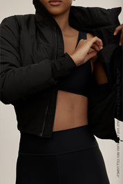 ADEL'S WORLDמעיל בשילוב רוכסן מלא.המעיל בשילוב של בד חלק בסיומת. שילוב של כיס פנימי.מקום לאגודל בסיומת השרוול.לוגו Z בגב הפריט תואם לגוון הפריט.גוון שחור.לתשומת לבך, המעיל מסוג בד שונה ולכן לא תהיה התאמה מלאה בגוון לפריטי הספורט.