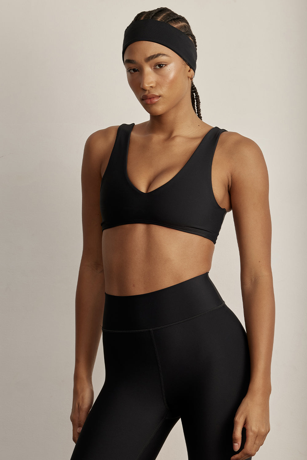 FABRIC: 4 WAY STRETCH FABRIC.טופ מבד 4 כיוונים המתקדם ביותר שלנו, אשר מאופיין באלסטיות ניכרת לאורך כל ארבעת הצירים הראשיים, הבגד עוקב בצורה מושלמת אחר תנועות הגוף ומבטיח חופש פעולה מירבי.טופ עם כתפיות עבות, מבד מנדף זיעה.הטופ ללא ריפוד וגם ללא פתח להכנסת ריפוד.גוון שחר.