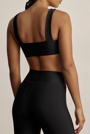 FABRIC: 4 WAY STRETCH FABRIC.טופ מבד 4 כיוונים המתקדם ביותר שלנו, אשר מאופיין באלסטיות ניכרת לאורך כל ארבעת הצירים הראשיים, הבגד עוקב בצורה מושלמת אחר תנועות הגוף ומבטיח חופש פעולה מירבי.טופ עם כתפיות עבות, מבד מנדף זיעה.הטופ ללא ריפוד וגם ללא פתח להכנסת ריפוד.גוון שחר.