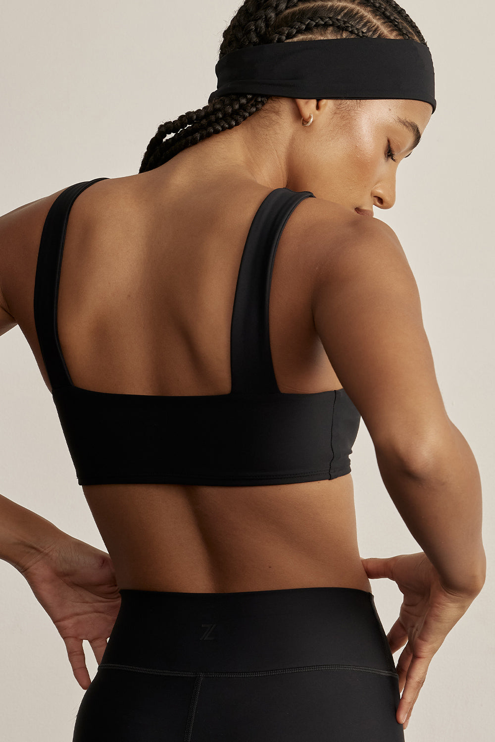 FABRIC: 4 WAY STRETCH FABRIC.טופ מבד 4 כיוונים המתקדם ביותר שלנו, אשר מאופיין באלסטיות ניכרת לאורך כל ארבעת הצירים הראשיים, הבגד עוקב בצורה מושלמת אחר תנועות הגוף ומבטיח חופש פעולה מירבי.טופ עם כתפיות עבות, מבד מנדף זיעה.הטופ ללא ריפוד וגם ללא פתח להכנסת ריפוד.גוון שחר.