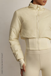 ADEL'S WORLDמעיל בשילוב רוכסן מלא.המעיל בשילוב של בד חלק בסיומת. שילוב של כיס פנימי.מקום לאגודל בסיומת השרוול.לוגו Z בגב הפריט תואם לגוון הפריט.גוון קרם/שמנת.לתשומת לבך, המעיל מסוג בד שונה ולכן לא תהיה התאמה מלאה בגוון לפריטי הספורט.