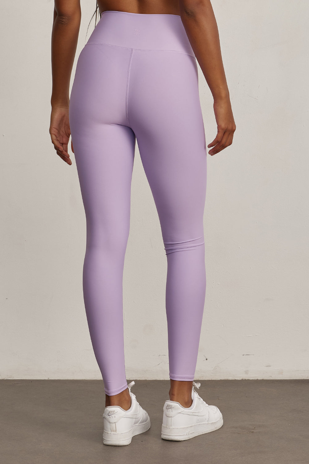 *בתמונה עם מישל הגוון שונה בגלל התאורה. FABRIC: 4 WAY STRETCH FABRIC.הבד המתקדם ביותר שלנו המאופיין באלסטיות ניכרת לאורך כל ארבעת הצירים הראשיים, הבגד עוקב בצורה מושלמת אחר תנועות הגוף ומבטיח חופש פעולה מירבי.גזרה גבוהה מאוד.לוגו Z בחגורת הטייץ בחלק האחורי.גוון סגול לילך.
