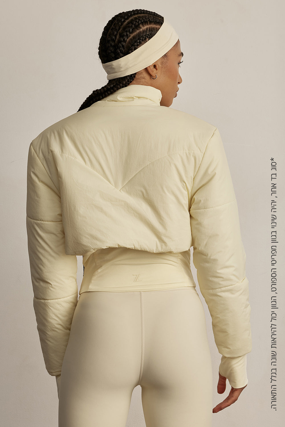 ADEL'S WORLDמעיל בשילוב רוכסן מלא.המעיל בשילוב של בד חלק בסיומת. שילוב של כיס פנימי.מקום לאגודל בסיומת השרוול.לוגו Z בגב הפריט תואם לגוון הפריט.גוון קרם/שמנת.לתשומת לבך, המעיל מסוג בד שונה ולכן לא תהיה התאמה מלאה בגוון לפריטי הספורט.