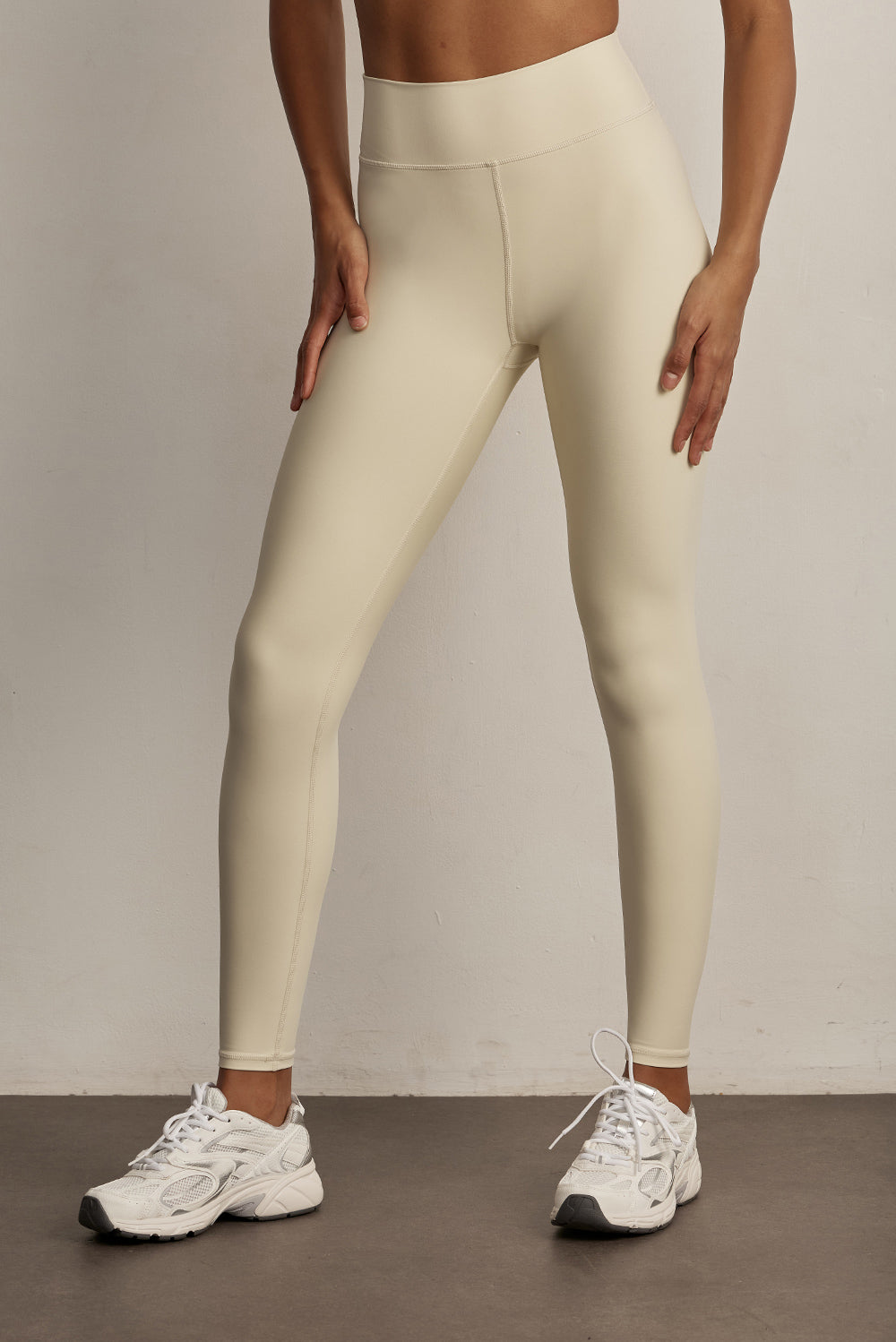 שמנת.לתשומת לבך, בצבע בהיר כמו גוון זה מומלץ ללבוש תחתון ללא תפר מפני שלא מדובר בגוון אטום באותה הרמה כמו הגוונים הכהים.