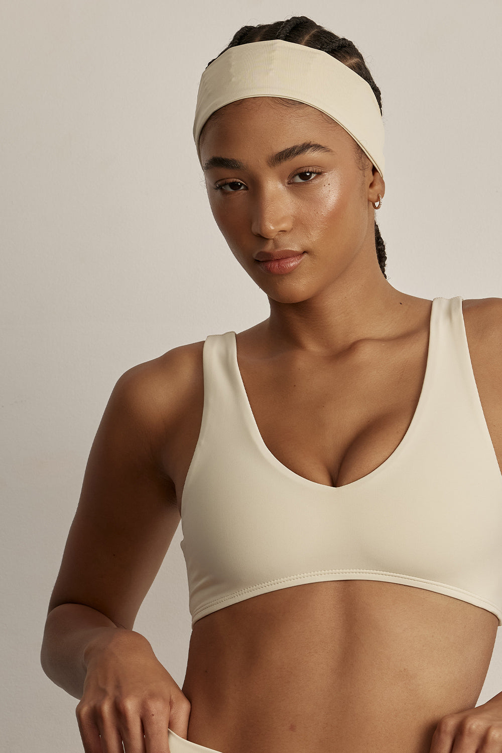 שמנת.לוגו פנימי Z.הסרט מבד FOUR WAY STRETCH.בתמונה הראשית של אדל - הגוון יכול להיראות שונה בגלל התאורה. 