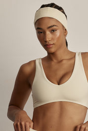 HAIRBANDסרט לשיער ברוחב 6 ס״מ.בשילוב של סיליקון פנימי (מונע החלקה).גוון קרם/שמנת.לוגו פנימי Z.הסרט מבד FOUR WAY STRETCH.בתמונה הראשית של אדל - הגוון יכול להיראות שונה בגלל התאורה. 