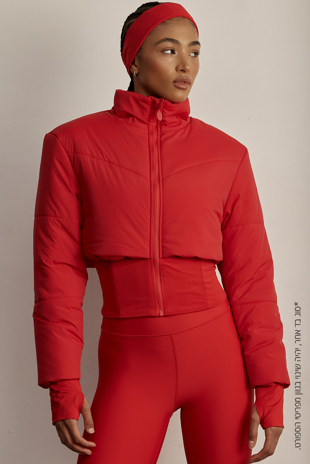 מעיל PUFFER מהקולקציה בעיצובה של אדל בספלוב, שילוב של בד ופאפר, כיס פנימי, רוכסן מלא, מקום לאגודל, בגוון אדום