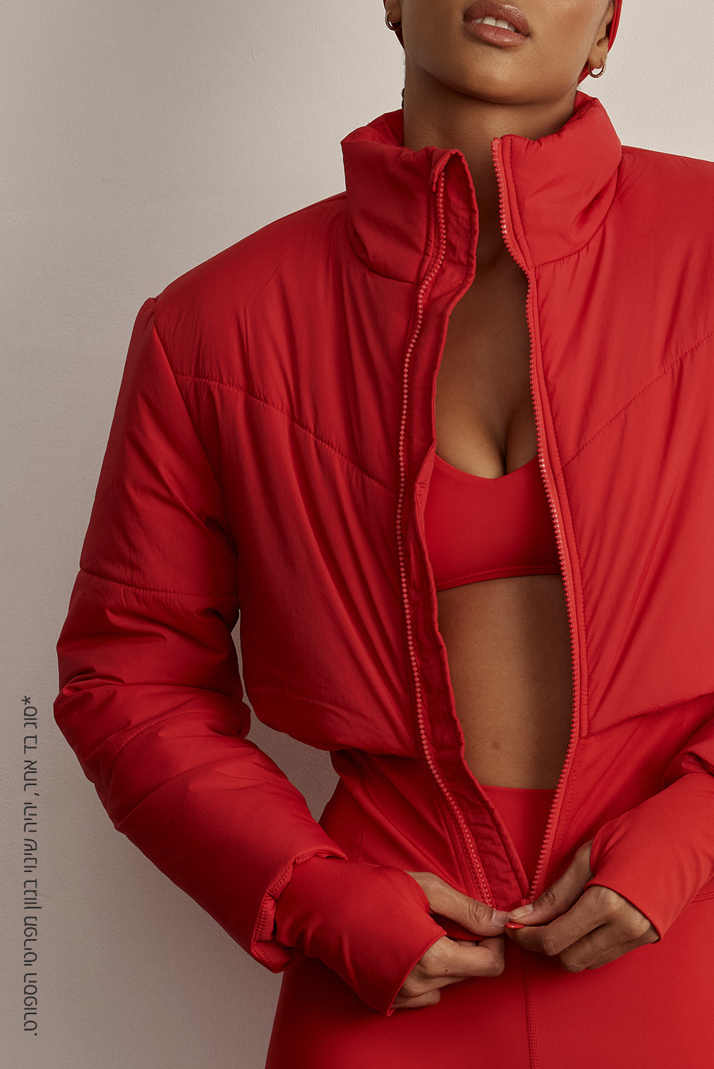 מעיל PUFFER מהקולקציה בעיצובה של אדל בספלוב, שילוב של בד ופאפר, כיס פנימי, רוכסן מלא, מקום לאגודל, בגוון אדום