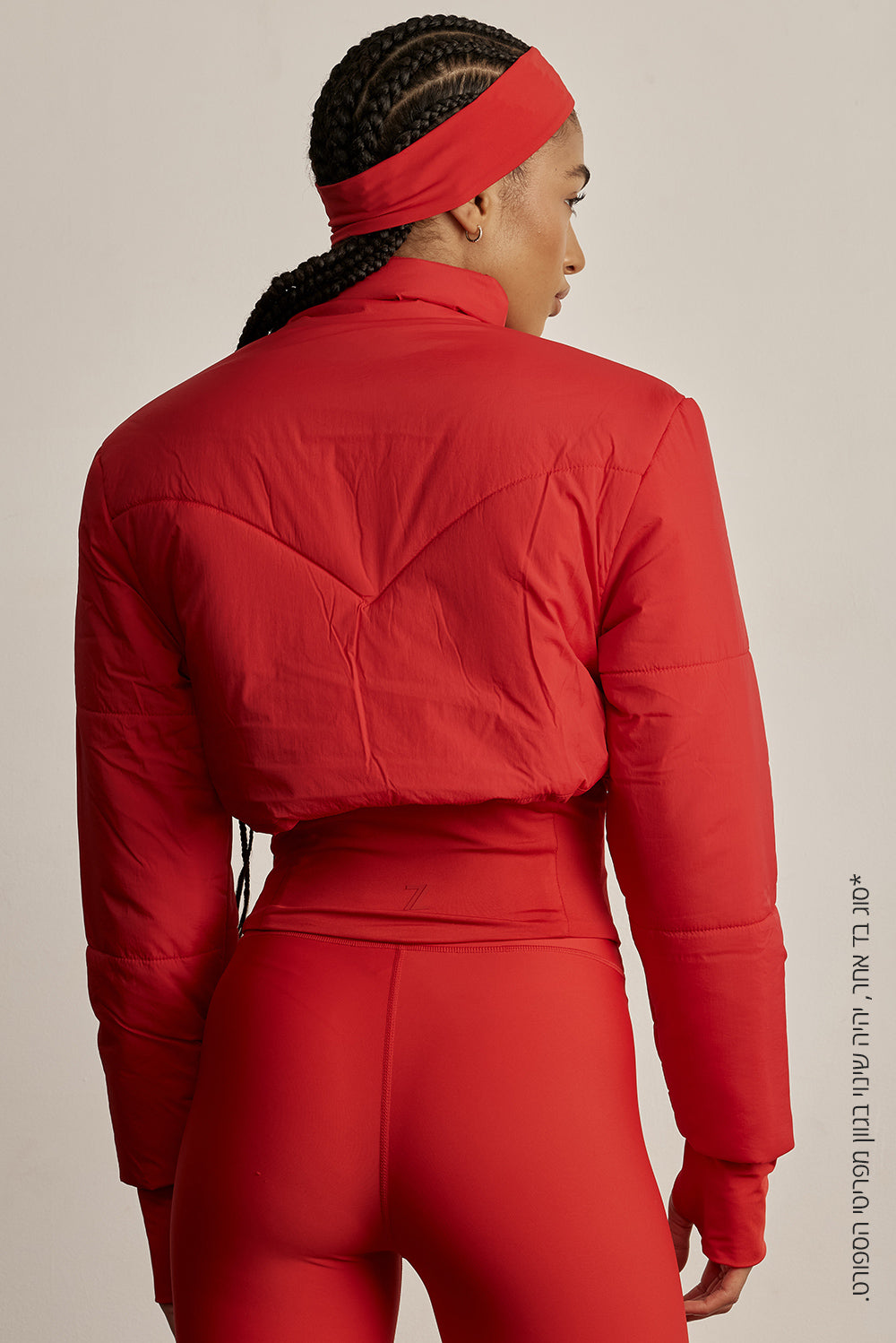 מעיל PUFFER מהקולקציה בעיצובה של אדל בספלוב, שילוב של בד ופאפר, כיס פנימי, רוכסן מלא, מקום לאגודל, בגוון אדום