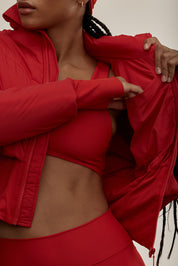 מעיל PUFFER מהקולקציה בעיצובה של אדל בספלוב, שילוב של בד ופאפר, כיס פנימי, רוכסן מלא, מקום לאגודל, בגוון אדום