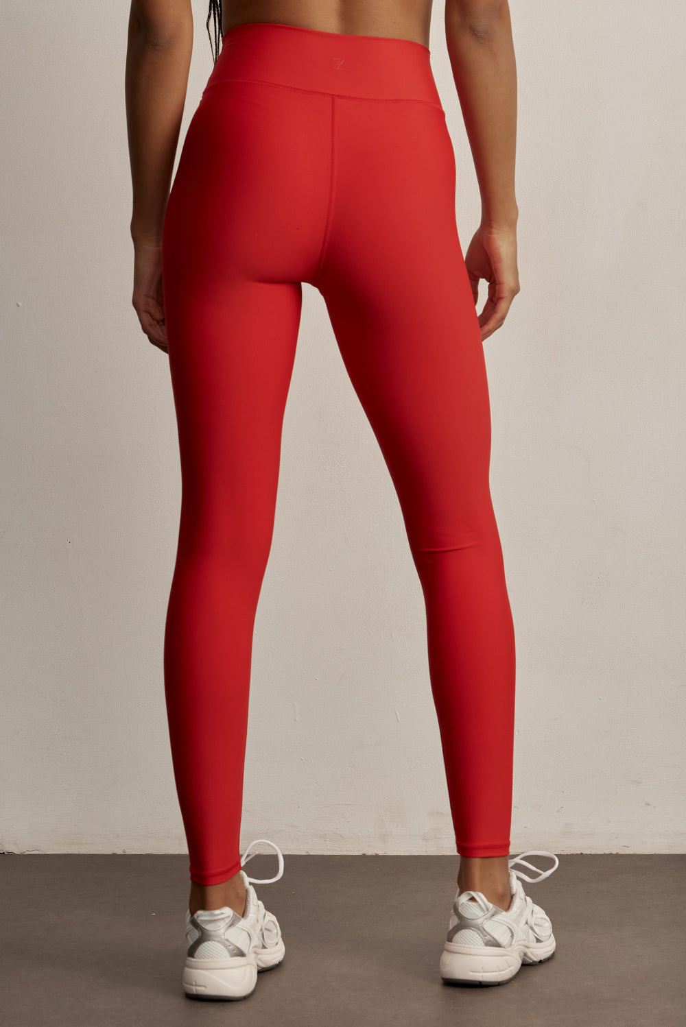 טייץ ארוך מבד 4 כיוונים, חגורת אמצע, מהוקלקציה בעיצובה של אדל בספלוב בגוון אדום FIRE 