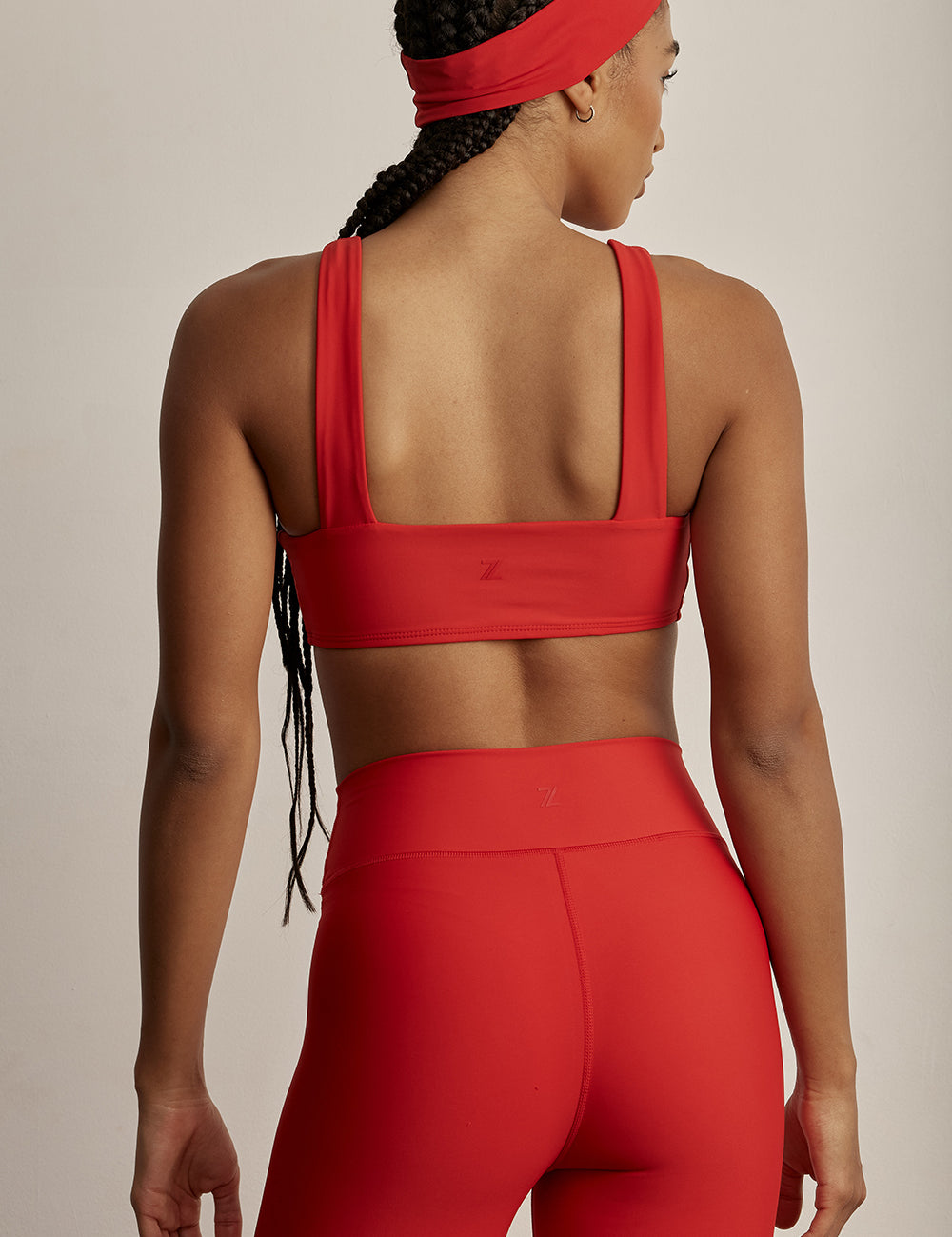 טופ מבד 4 כיוונים מהקולקציה בעיצובה של אדל בספלוב בגוון אדום fire - הטופ ללא ריפוד נשלף 