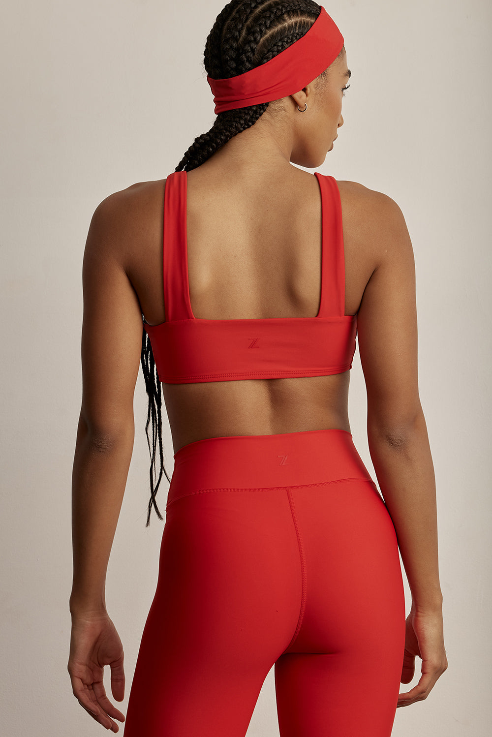 טופ מבד 4 כיוונים מהקולקציה בעיצובה של אדל בספלוב בגוון אדום fire - הטופ ללא ריפוד נשלף 