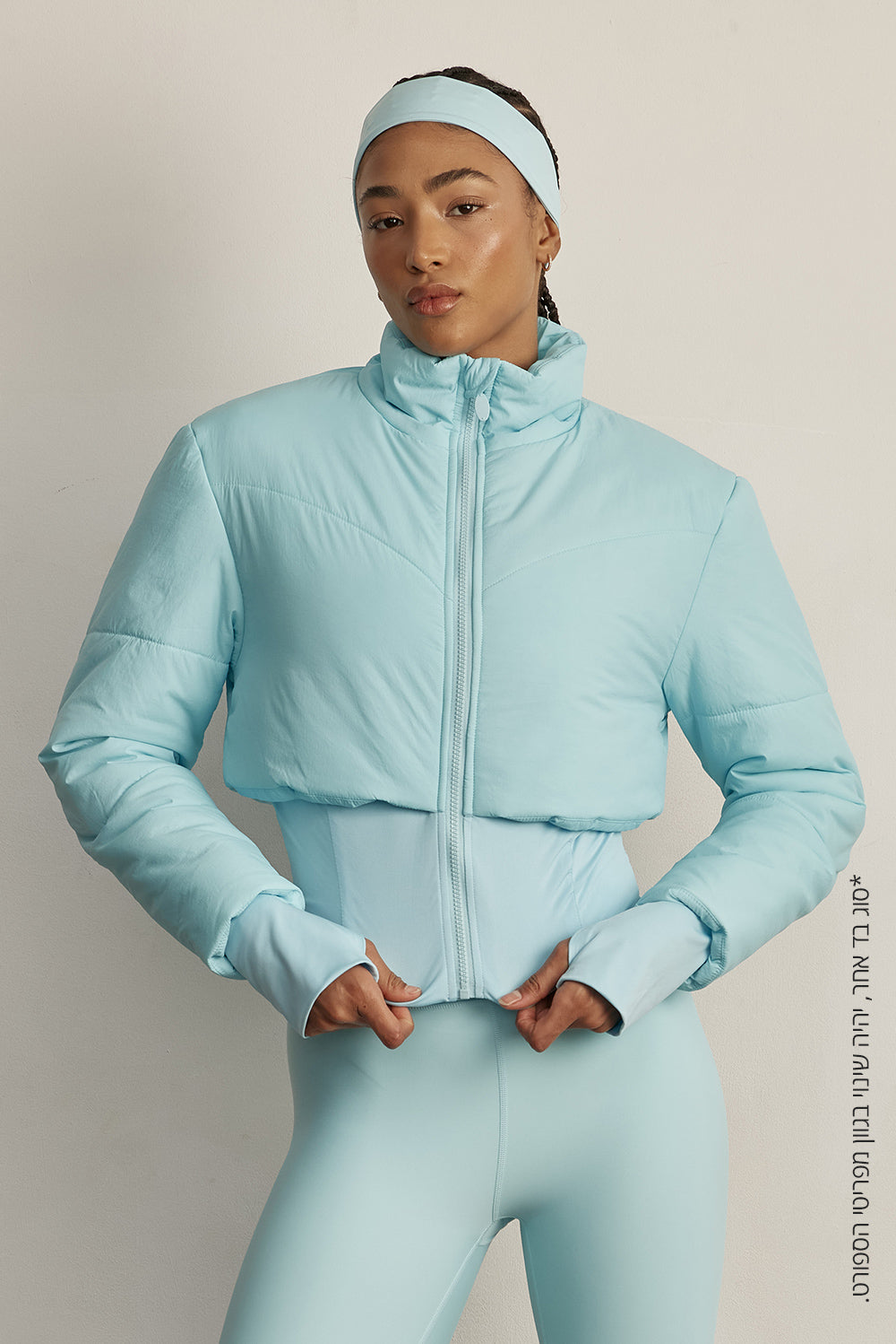 מעיל PUFFER מהקולקציה בעיצובה של אדל בספלוב, שילוב של בד ופאפר, כיס פנימי, רוכסן מלא, מקום לאגודל, בגוון תכלת