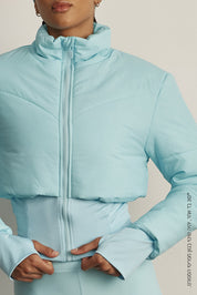 מעיל PUFFER מהקולקציה בעיצובה של אדל בספלוב, שילוב של בד ופאפר, כיס פנימי, רוכסן מלא, מקום לאגודל, בגוון תכלת