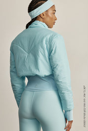 מעיל PUFFER מהקולקציה בעיצובה של אדל בספלוב, שילוב של בד ופאפר, כיס פנימי, רוכסן מלא, מקום לאגודל, בגוון תכלת