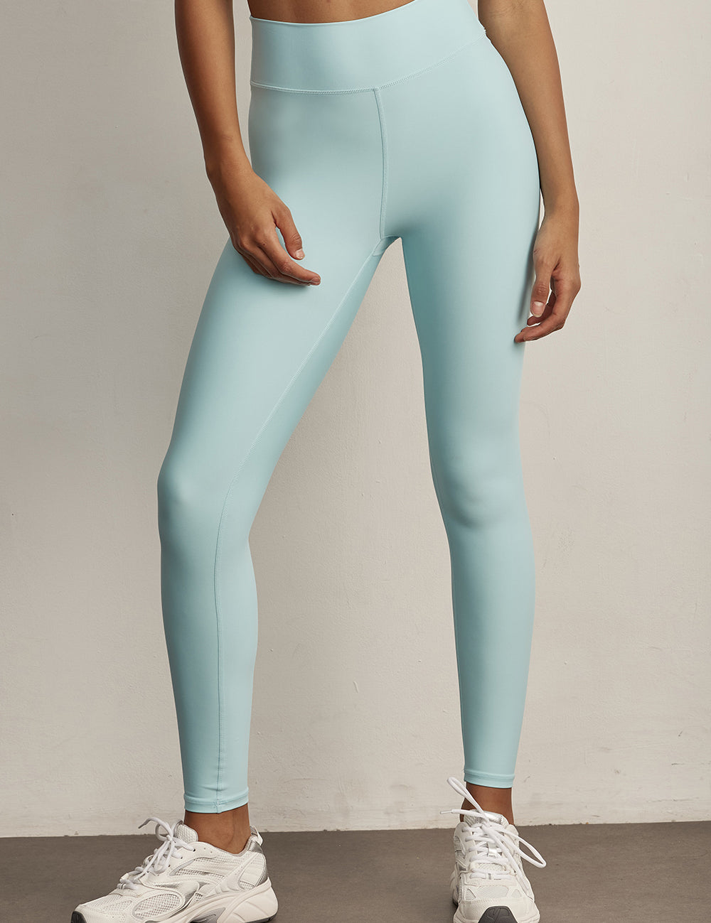 טייץ ארוך מבד 4 כיוונים, חגורת אמצע, מהוקלקציה בעיצובה של אדל בספלוב בגוון תכלת ICE 