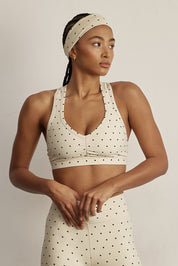 FABRIC: 4 WAY STRETCH FABRIC.טופ מבד 4 כיוונים - הבד המתקדם ביותר שלנו, אשר מאופיין באלסטיות ניכרת לאורך כל ארבעת הצירים הראשיים, הבגד עוקב בצורה מושלמת אחר תנועות הגוף ומבטיח חופש פעולה מירבי.טופ עם כיווץ.כתפייה עבה.גזרה מכסה יותר.לוגו Z סילקון תואם צבע.הטופ עם ריפוד נשלף ועם פתח להלכנסת ריפוד.הדפס נקודות שחור על גוון קרם.