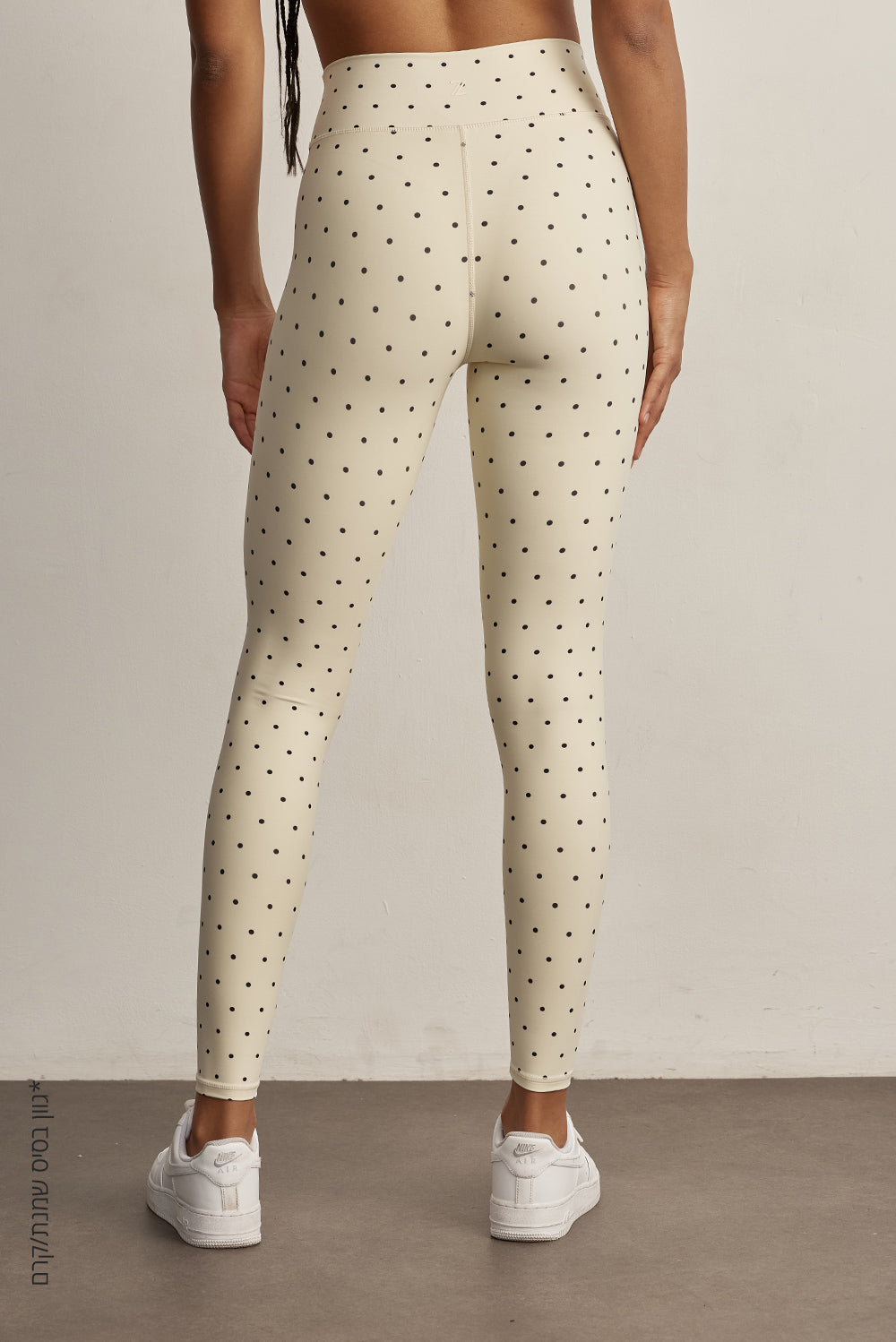 FABRIC: 4 WAY STRETCH FABRIC.הבד המתקדם ביותר שלנו המאופיין באלסטיות ניכרת לאורך כל ארבעת הצירים הראשיים, הבגד עוקב בצורה מושלמת אחר תנועות הגוף ומבטיח חופש פעולה מירבי.גובה חגורה מעודכן - חגורה מעט יותר קצרה מהדגם הרגיל.גזרה גבוהה.לוגו Z בחגורת הטייץ בחלק האחורי.הדפס נקודות שחורות על בסיס גוון קרם/שמנת.לתשומת לבך, בצבע בהיר כמו גוון זה מומלץ ללבוש תחתון ללא תפר.