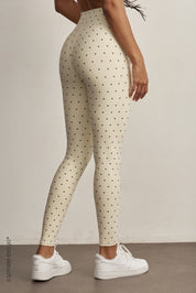 FABRIC: 4 WAY STRETCH FABRIC.הבד המתקדם ביותר שלנו המאופיין באלסטיות ניכרת לאורך כל ארבעת הצירים הראשיים, הבגד עוקב בצורה מושלמת אחר תנועות הגוף ומבטיח חופש פעולה מירבי.גובה חגורה מעודכן - חגורה מעט יותר קצרה מהדגם הרגיל.גזרה גבוהה.לוגו Z בחגורת הטייץ בחלק האחורי.הדפס נקודות שחורות על בסיס גוון קרם/שמנת.לתשומת לבך, בצבע בהיר כמו גוון זה מומלץ ללבוש תחתון ללא תפר.