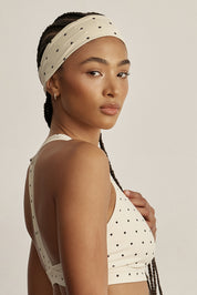 HAIRBANDסרט לשיער ברוחב 6 ס״מ.בשילוב של סיליקון פנימי (מונע החלקה).הדפס נקודות - רקע קרם עם נקודות שחורות.לוגו פנימי Z.הסרט מבד FOUR WAY STRETCH.