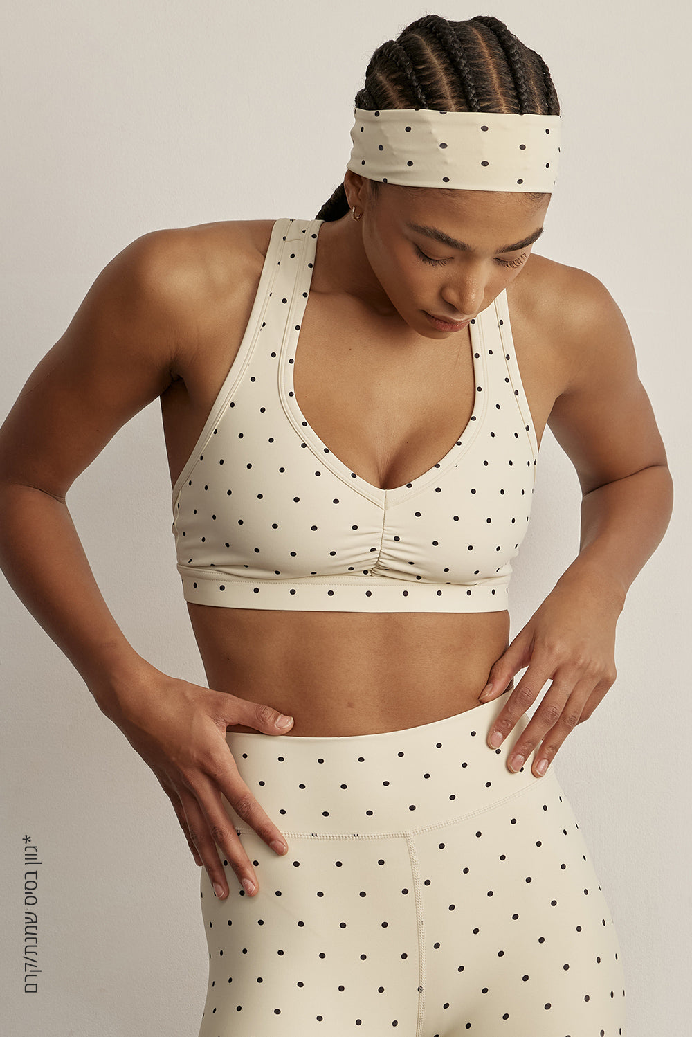 HAIRBANDסרט לשיער ברוחב 6 ס״מ.בשילוב של סיליקון פנימי (מונע החלקה).הדפס נקודות - רקע קרם עם נקודות שחורות.לוגו פנימי Z.הסרט מבד FOUR WAY STRETCH.