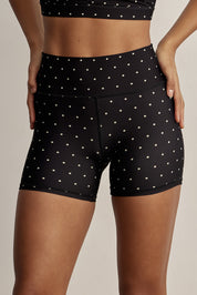 FABRIC: 4 WAY STRETCH FABRIC.הבד המתקדם ביותר שלנו המאופיין באלסטיות ניכרת לאורך כל ארבעת הצירים הראשיים, הבגד עוקב בצורה מושלמת אחר תנועות הגוף ומבטיח חופש פעולה מירבי.שורט קצר עם חגורה גבוהה.לוגו Z בחגורת הטייץ בחלק האחורי.הדפס נקודות קרם על בסיס גוון שחור.לתשומת לבך, בדפוס בגוון שבתמונה - השכבה מבפנים של הטייץ הוא לבן, לכן בעת מתיחה האפקט הלבן יכול להופיע, בכדי להימנע מכך מומלץ קחת במידה יותר.