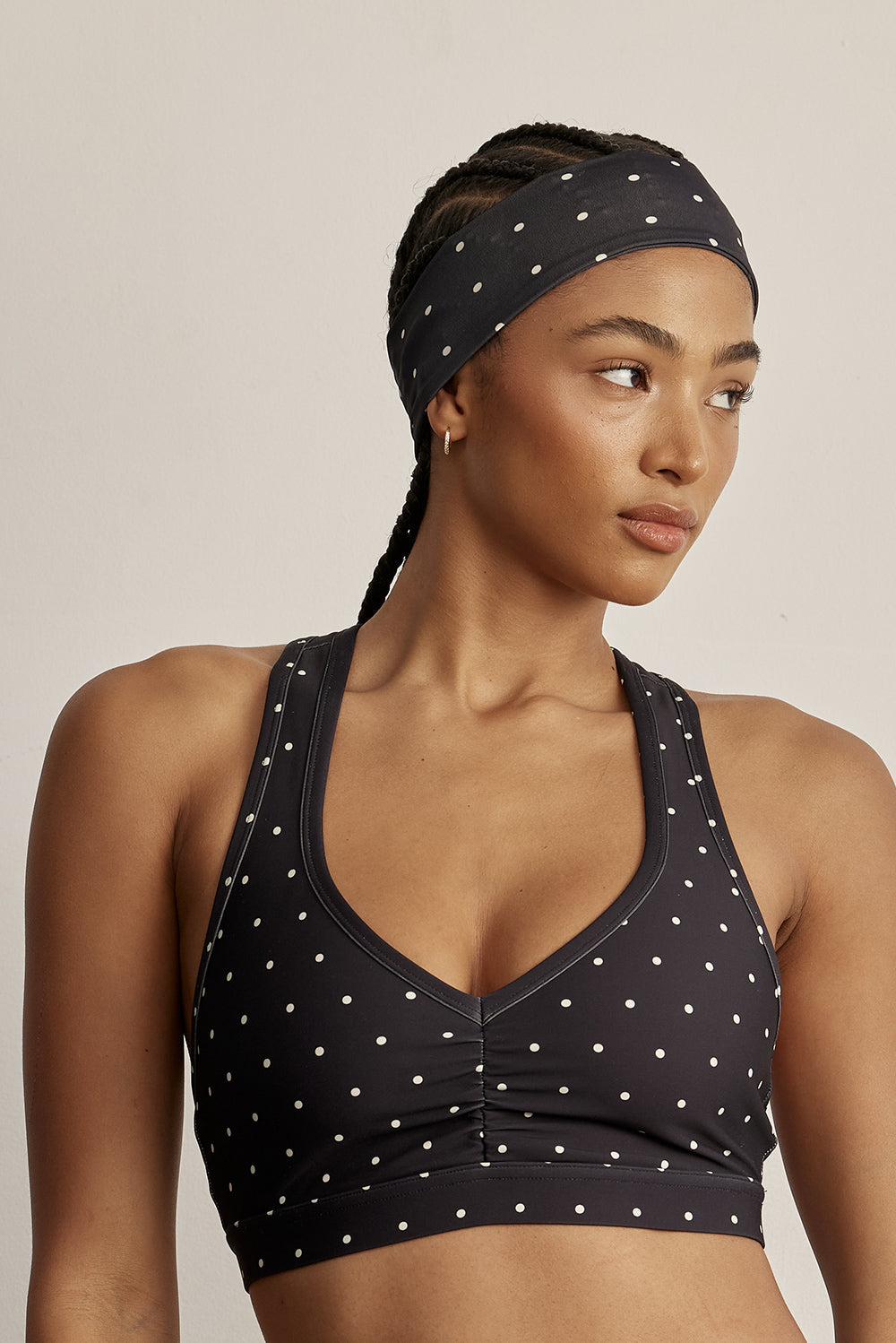 HAIRBANDסרט לשיער ברוחב 6 ס״מ.בשילוב של סיליקון פנימי (מונע החלקה).הדפס נקודות - רקע שחר עם נקודות קרם.לוגו פנימי Z.הסרט מבד FOUR WAY STRETCH.