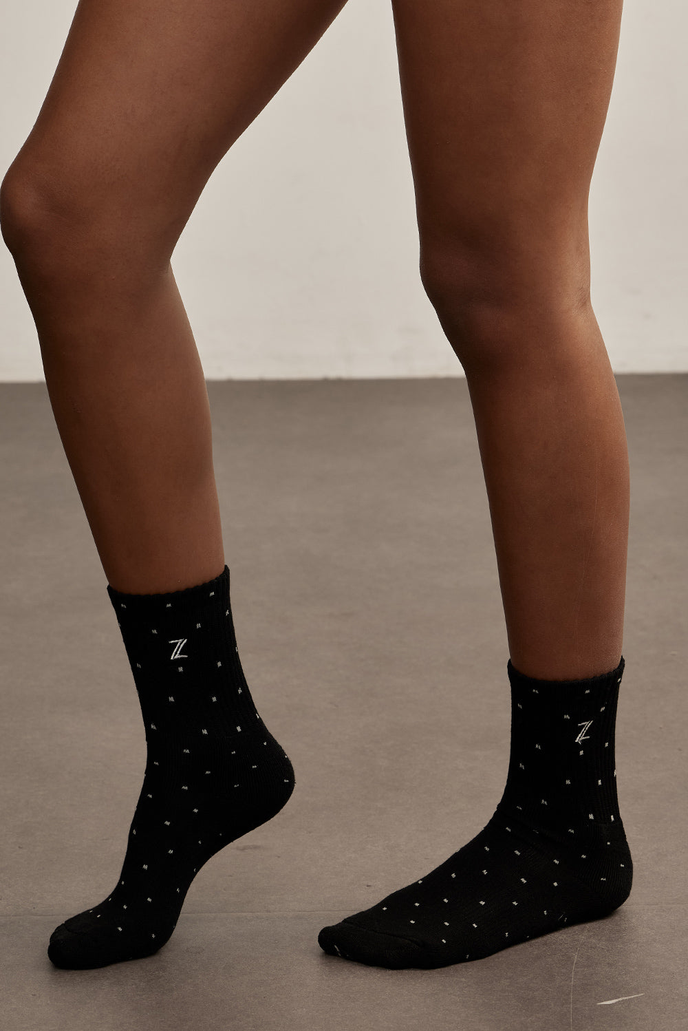 Z SOCKSזוג גרביים בדפוס נקודות (בסיס שחור עם נקודות בגוון קרם).לוגו Z בגוון לבן.מידה: ONE SIZEיש לכבס בנפרד, בתוכנית עדינה וקצרה, לא לערבב עם צבעים, מומלץ לעשות כביסה ידנית בנפרד.