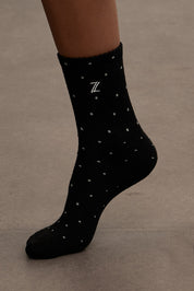 Z SOCKSזוג גרביים בדפוס נקודות (בסיס שחור עם נקודות בגוון קרם).לוגו Z בגוון לבן.מידה: ONE SIZEיש לכבס בנפרד, בתוכנית עדינה וקצרה, לא לערבב עם צבעים, מומלץ לעשות כביסה ידנית בנפרד.