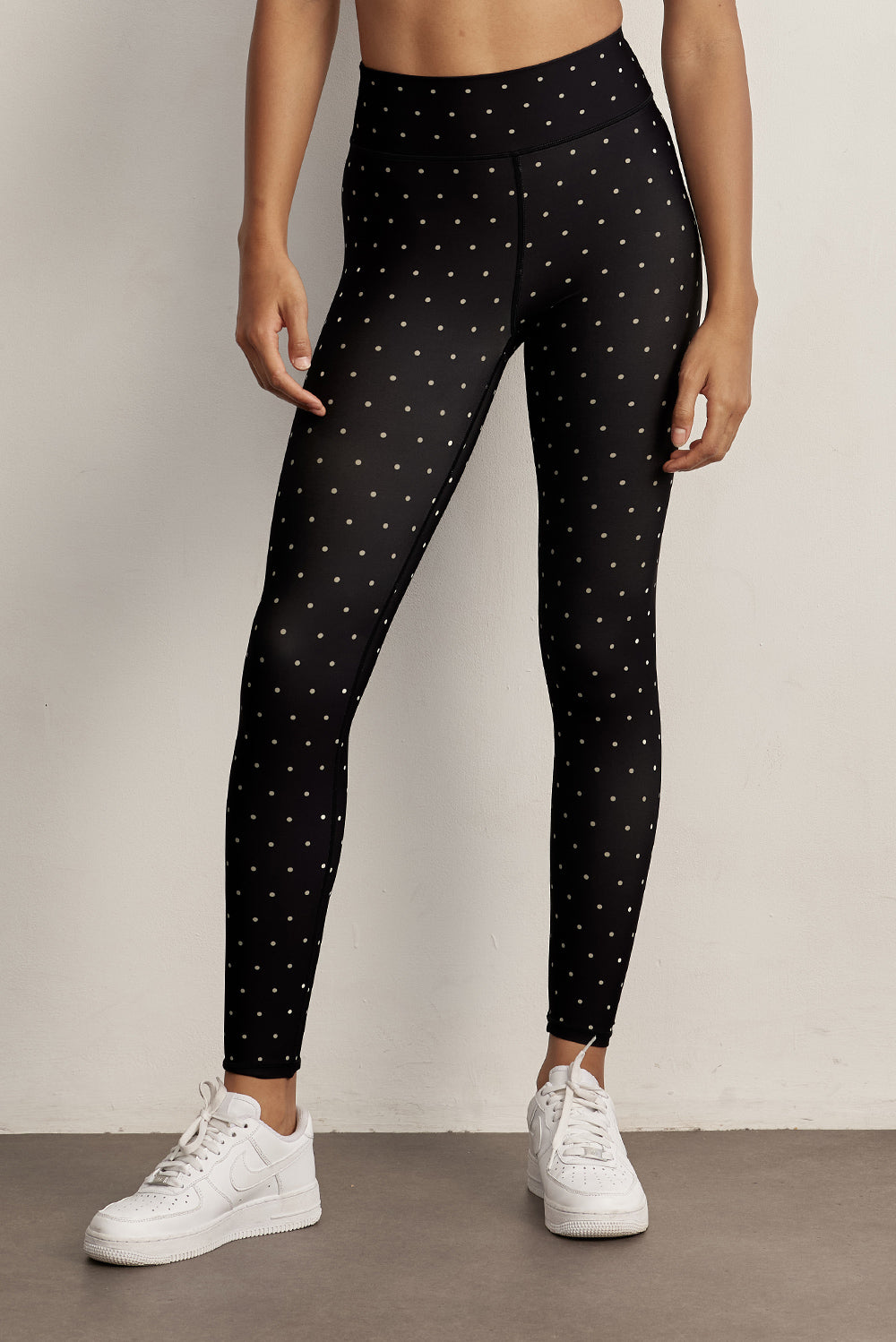 FABRIC: 4 WAY STRETCH FABRIC.הבד המתקדם ביותר שלנו המאופיין באלסטיות ניכרת לאורך כל ארבעת הצירים הראשיים, הבגד עוקב בצורה מושלמת אחר תנועות הגוף ומבטיח חופש פעולה מירבי.גובה חגורה מעודכן - חגורה מעט יותר קצרה מהדגם הרגיל.גזרה גבוהה.לוגו Z בחגורת הטייץ בחלק האחורי.הדפס נקודות שמנת על בסיס שחור.לתשומת לבך, בדפוס שכאן - השכבה הפנימית של הבד היא לבנה, לכן במתיחה של הבד הרקע הלבן עלול לבקוע מהדפוס, בכדי להימנע מכך מומלץ לקחת מידה יותר.