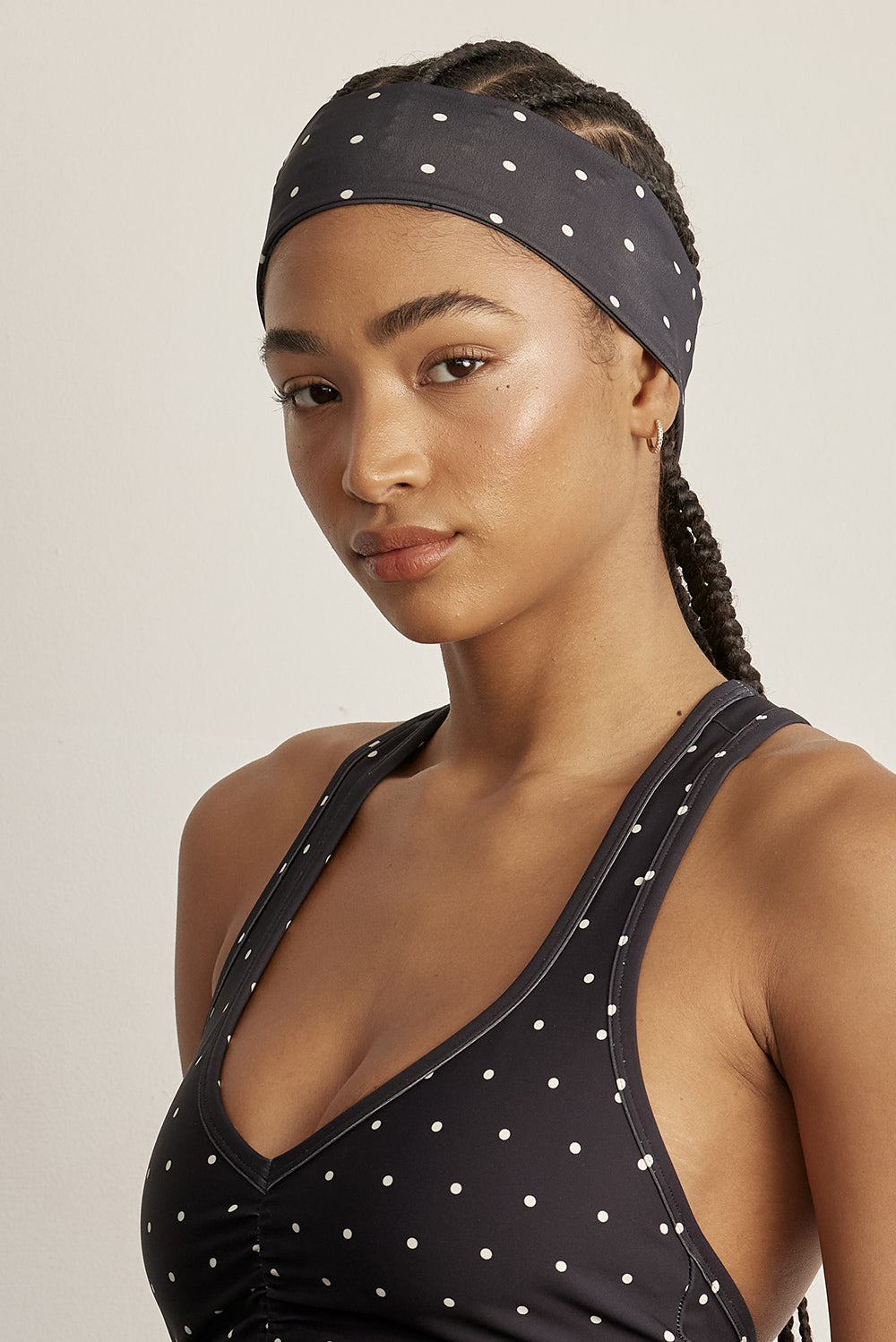 HAIRBANDסרט לשיער ברוחב 6 ס״מ.בשילוב של סיליקון פנימי (מונע החלקה).הדפס נקודות - רקע שחר עם נקודות קרם.לוגו פנימי Z.הסרט מבד FOUR WAY STRETCH.