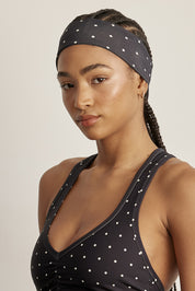 HAIRBANDסרט לשיער ברוחב 6 ס״מ.בשילוב של סיליקון פנימי (מונע החלקה).הדפס נקודות - רקע שחר עם נקודות קרם.לוגו פנימי Z.הסרט מבד FOUR WAY STRETCH.