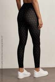 FABRIC: 4 WAY STRETCH FABRIC.הבד המתקדם ביותר שלנו המאופיין באלסטיות ניכרת לאורך כל ארבעת הצירים הראשיים, הבגד עוקב בצורה מושלמת אחר תנועות הגוף ומבטיח חופש פעולה מירבי.גובה חגורה מעודכן - חגורה מעט יותר קצרה מהדגם הרגיל.גזרה גבוהה.לוגו Z בחגורת הטייץ בחלק האחורי.הדפס נקודות שמנת על בסיס שחור.לתשומת לבך, בדפוס שכאן - השכבה הפנימית של הבד היא לבנה, לכן במתיחה של הבד הרקע הלבן עלול לבקוע מהדפוס, בכדי להימנע מכך מומלץ לקחת מידה יותר.