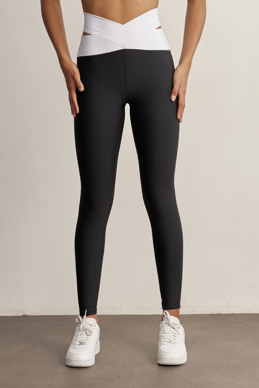 טייץ ספורט מותן מוצלבת - שחור/לבןטייץ מבד 4 כיוונים.מותן גבוהה עם עיצוב מוצלב.הטייץ בגוון שחור, הרצועות בחגורה בגוון לבן.הדגם מבד 4 כיוונים המתקדם.יש לכבס בכביסה עדינה ובנפרד.