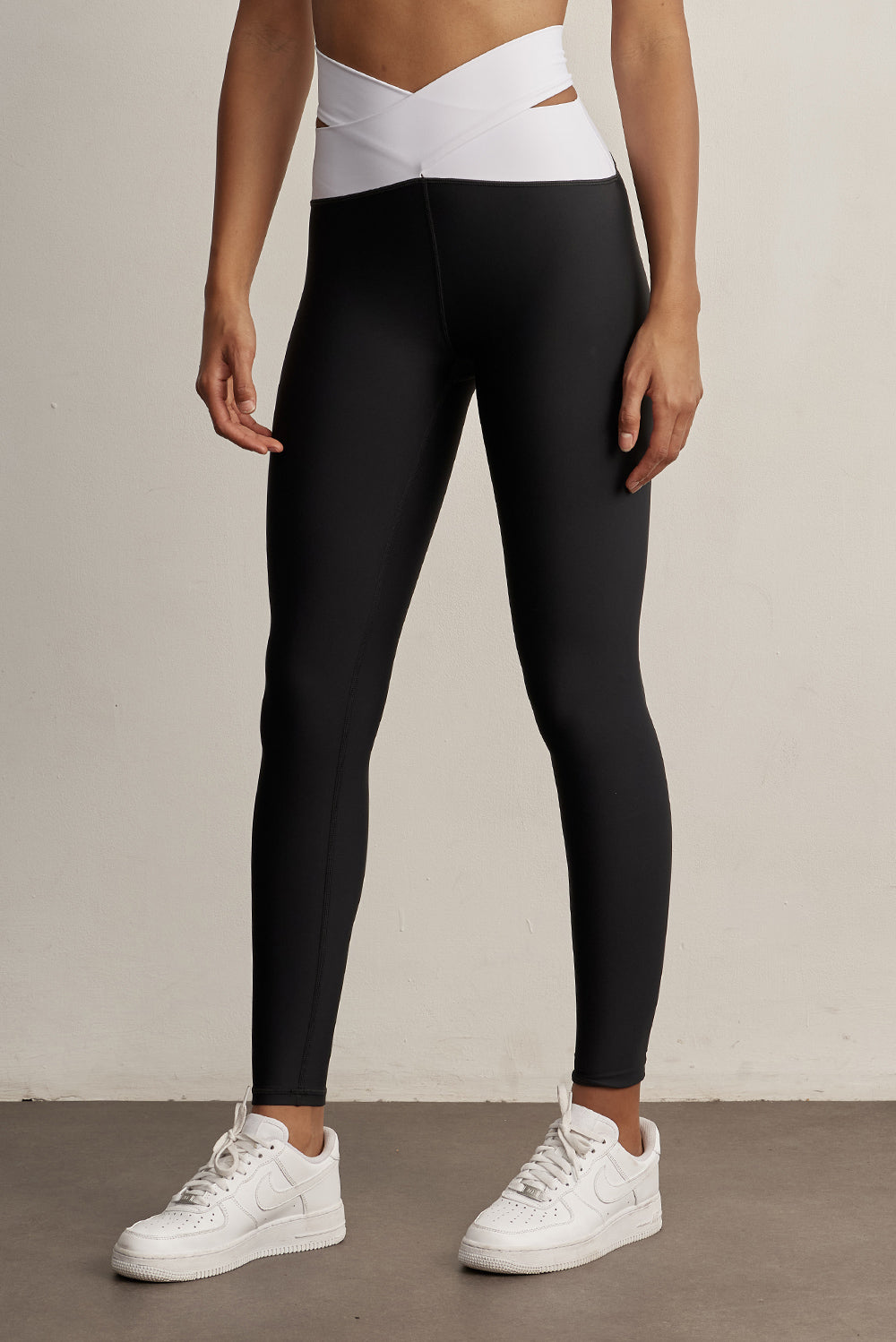 לבןטייץ מבד 4 כיוונים.מותן גבוהה עם עיצוב מוצלב.הטייץ בגוון שחור, הרצועות בחגורה בגוון לבן.הדגם מבד 4 כיוונים המתקדם.יש לכבס בכביסה עדינה ובנפרד.