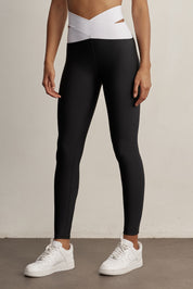 טייץ ספורט מותן מוצלבת - שחור/לבןטייץ מבד 4 כיוונים.מותן גבוהה עם עיצוב מוצלב.הטייץ בגוון שחור, הרצועות בחגורה בגוון לבן.הדגם מבד 4 כיוונים המתקדם.יש לכבס בכביסה עדינה ובנפרד.