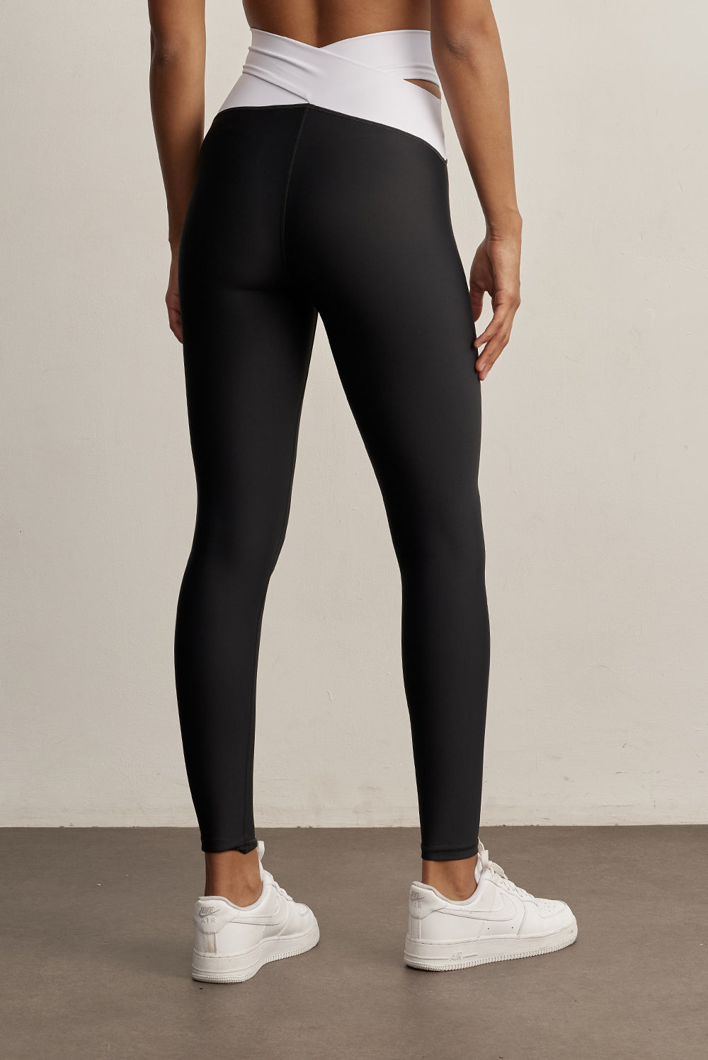 טייץ ספורט מותן מוצלבת - שחור/לבןטייץ מבד 4 כיוונים.מותן גבוהה עם עיצוב מוצלב.הטייץ בגוון שחור, הרצועות בחגורה בגוון לבן.הדגם מבד 4 כיוונים המתקדם.יש לכבס בכביסה עדינה ובנפרד.