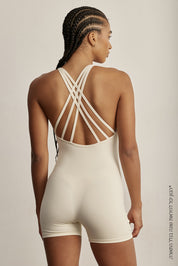 אוברול קצר מבד פוליאמיד המתקדם.בד עם אלמנט קטיפתי (לא מדובר בגולגולים).היתרונות של הבד: קל, רך, נוח, גמיש מאוד ונושם.שילוב של איקסים בגב.האוברול בשילוב ריפוד נשלף.גוון קרם/שמנת.בגוון בהיר זה מומלץ ללבוש תחתון ללא תפר בצבע גוף מפני שלא מדובר בגוון באטימות מלאה כמו הגוונים הכהים.