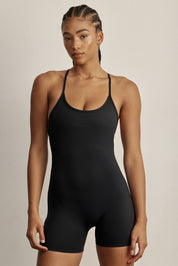 אוברול קצר מבד פוליאמיד המתקדם.בד עם אלמנט קטיפתי (לא מדובר בגולגולים).היתרונות של הבד: קל, רך, נוח, גמיש מאוד ונושם.שילוב של איקסים בגב.האוברול בשילוב ריפוד נשלף.גוון שחור.