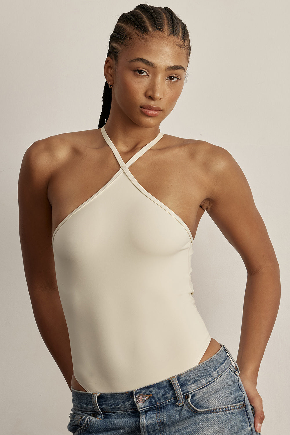 בגד גוף מבד פולאימיד.בד עם אלמנט קטיפתי (לא מדובר בגולגולים).היתרונות של הבד: קל, רך, נוח, גמיש מאוד ונושם.הבגד גוף ללא שכבה פנימית באזור החזה.הבגד גוף ללא ריפוד נשלף וגם ללא תיקתקים.בגב הבגד גוף בהיעדר מתיחה הפתח בגב יכול להיות רופף.בגוון בהיר זה מומלץ ללבוש תחתון ללא תפר בצבע גוף.גוון קרם/שמנת.