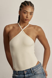 בגד גוף מבד פולאימיד.בד עם אלמנט קטיפתי (לא מדובר בגולגולים).היתרונות של הבד: קל, רך, נוח, גמיש מאוד ונושם.הבגד גוף ללא שכבה פנימית באזור החזה.הבגד גוף ללא ריפוד נשלף וגם ללא תיקתקים.בגב הבגד גוף בהיעדר מתיחה הפתח בגב יכול להיות רופף.בגוון בהיר זה מומלץ ללבוש תחתון ללא תפר בצבע גוף.גוון קרם/שמנת.