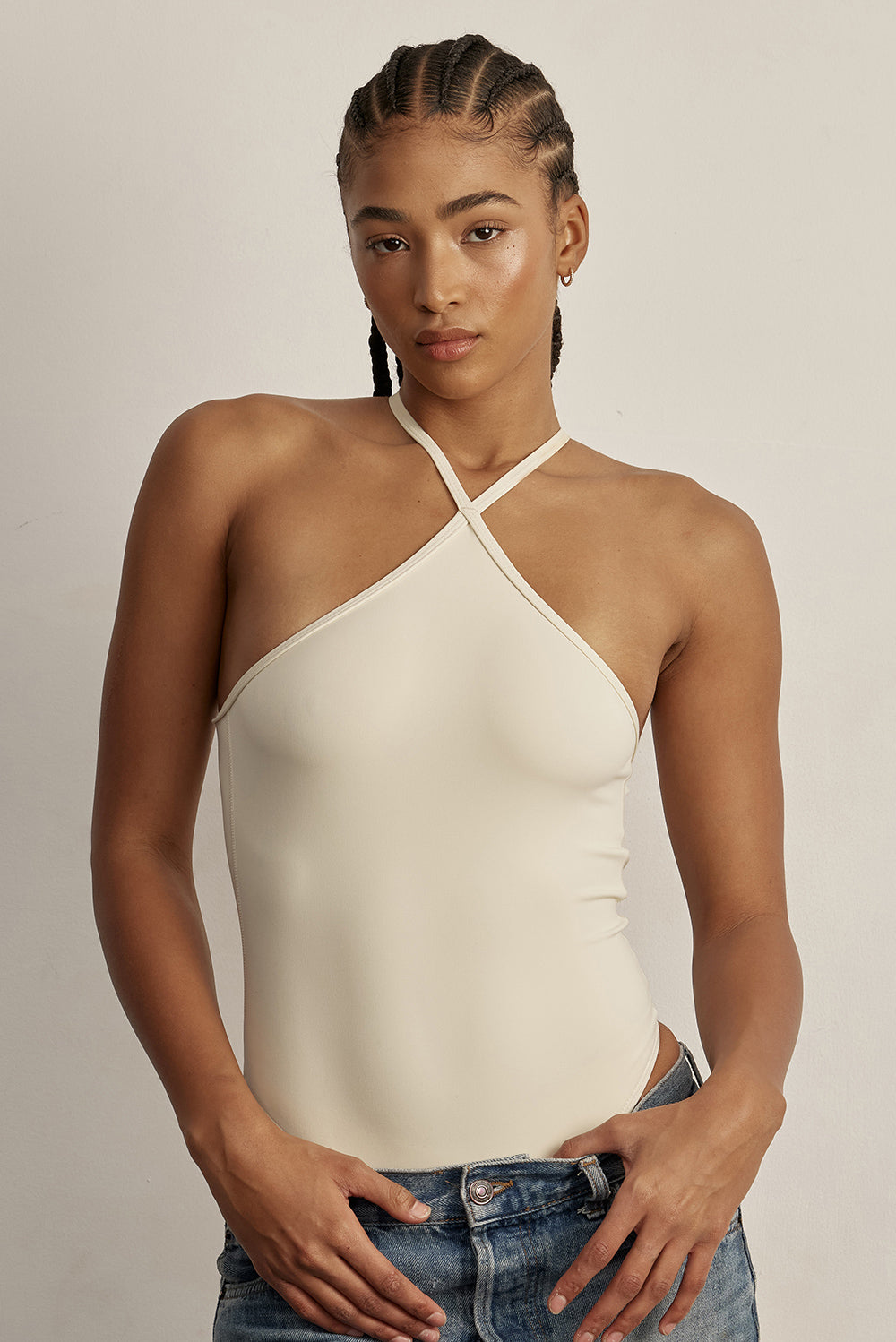 בגד גוף מבד פולאימיד.בד עם אלמנט קטיפתי (לא מדובר בגולגולים).היתרונות של הבד: קל, רך, נוח, גמיש מאוד ונושם.הבגד גוף ללא שכבה פנימית באזור החזה.הבגד גוף ללא ריפוד נשלף וגם ללא תיקתקים.בגב הבגד גוף בהיעדר מתיחה הפתח בגב יכול להיות רופף.בגוון בהיר זה מומלץ ללבוש תחתון ללא תפר בצבע גוף.גוון קרם/שמנת.