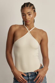 בגד גוף מבד פולאימיד.בד עם אלמנט קטיפתי (לא מדובר בגולגולים).היתרונות של הבד: קל, רך, נוח, גמיש מאוד ונושם.הבגד גוף ללא שכבה פנימית באזור החזה.הבגד גוף ללא ריפוד נשלף וגם ללא תיקתקים.בגב הבגד גוף בהיעדר מתיחה הפתח בגב יכול להיות רופף.בגוון בהיר זה מומלץ ללבוש תחתון ללא תפר בצבע גוף.גוון קרם/שמנת.