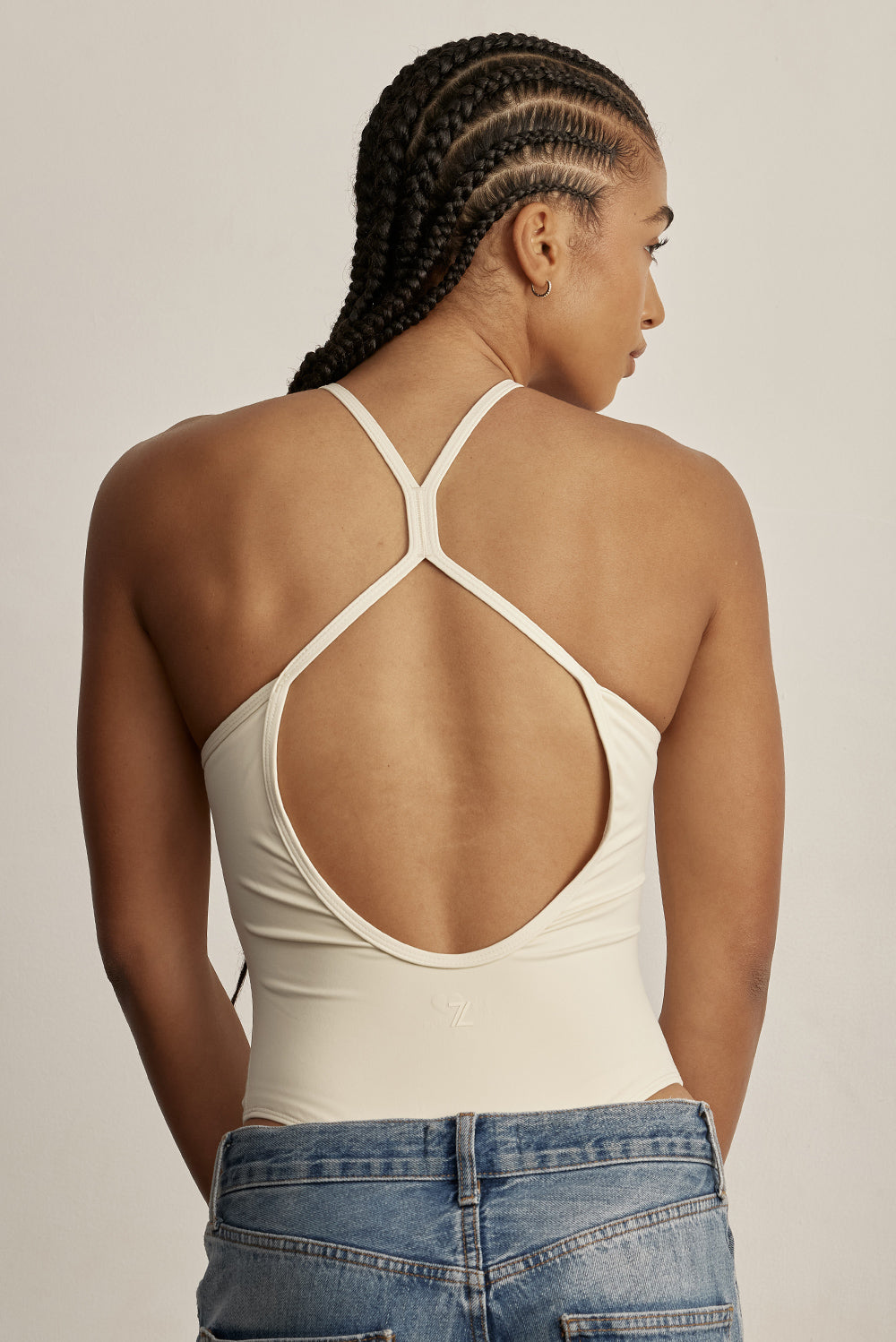 בגד גוף מבד פולאימיד.בד עם אלמנט קטיפתי (לא מדובר בגולגולים).היתרונות של הבד: קל, רך, נוח, גמיש מאוד ונושם.הבגד גוף ללא שכבה פנימית באזור החזה.הבגד גוף ללא ריפוד נשלף וגם ללא תיקתקים.בגב הבגד גוף בהיעדר מתיחה הפתח בגב יכול להיות רופף.בגוון בהיר זה מומלץ ללבוש תחתון ללא תפר בצבע גוף.גוון קרם/שמנת.